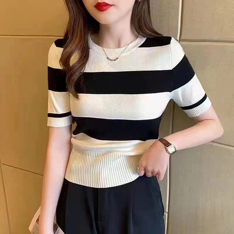 แขนสั้นลายบางรอบคอเสื้อยืด2025 ฤดูร้อนสไตล์ใหม่สีจับคู่ทุกการแข่งขันสบายๆผ้าไหมน้ําแข็งเสื้อกันหนาวด