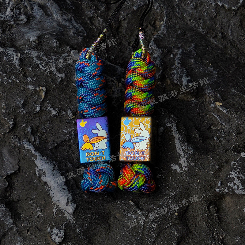 [Grumpy Rabbit] จี้โลหะผสมไททาเนียมของเล่น E Decompression ของเล่นร่มจี้เชือกหางสร้อยคอจี้ผู้ชายผู้ห