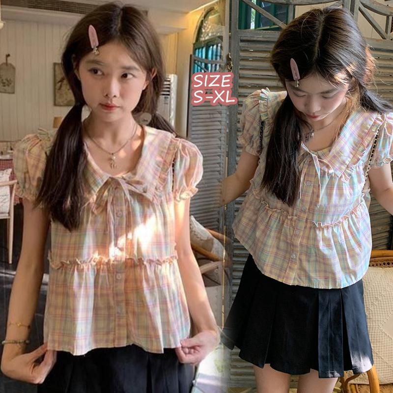 C&T#เสื้อเชิ้ตลายสก็อตผู้หญิง เสื้อน่ารัก แขนสั้น ผูกโบว์ คอตุ๊กตา แขนพอง สาวหวาน วัยใส ทรงหลวม เข้ารูป#W625