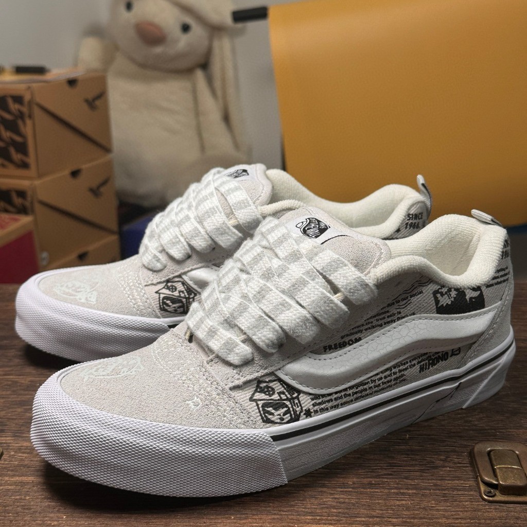Hirono x Vans Knu Skool Grey White Low-Top รองเท้าผ้าใบลําลอง