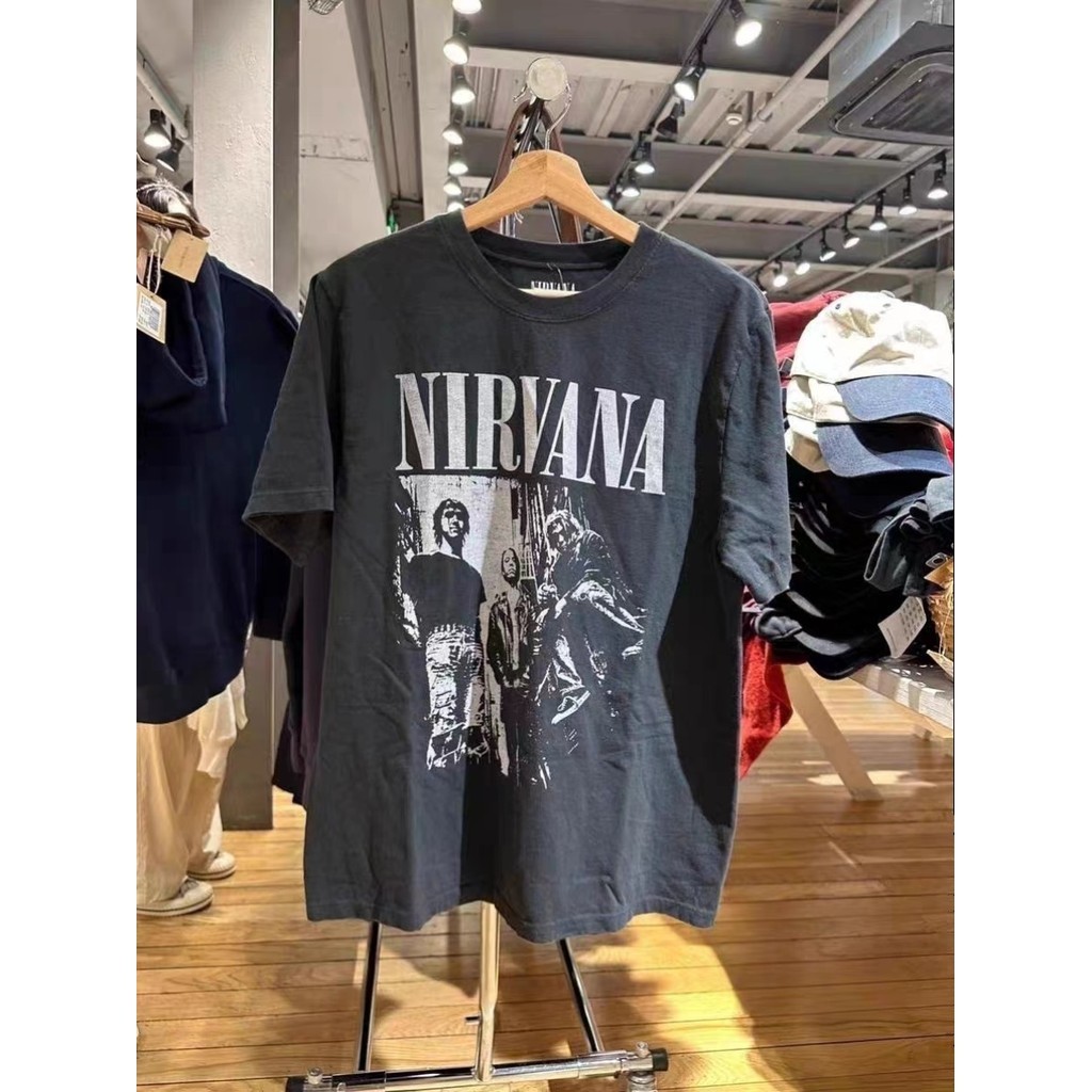 พร้อมสต็อก bm American Retro NIRVANA พิมพ์วงเสื้อยืดด้านบน bm แขนสั้นหลวมจดหมายพิมพ์รอบคอสีดําอินเทรนด์