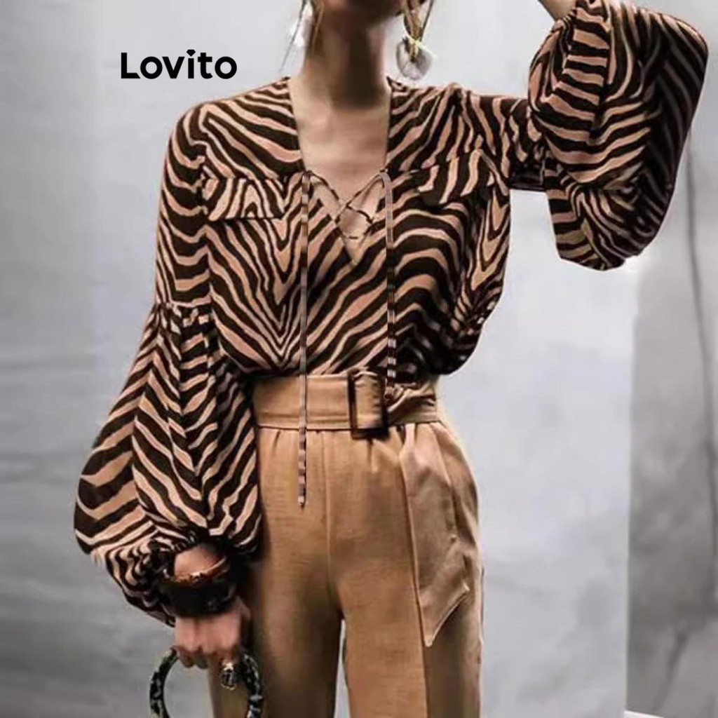 Lovito เสื้อเบลาส์ผู้หญิง แต่งกระเป๋าหลอก แบบผูกเชือก ลายม้าลาย สไตล์ลำลอง LNL63300