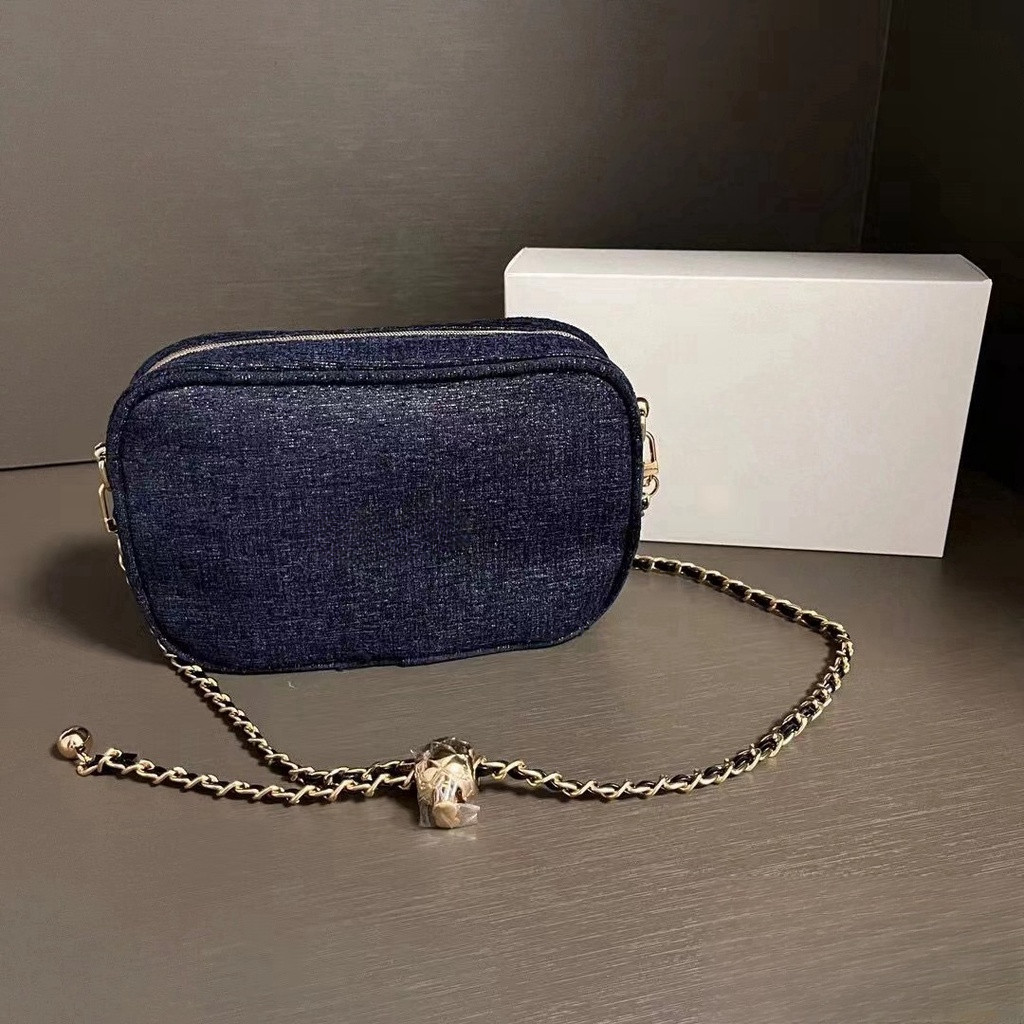 ใหม่กระเป๋าเครื่องสําอางคริสต์มาส Denim Blue Remodeled Golden Ball Chain Bag VIP GIFT กระเป๋าสะพายไหล่พร้อมโซ่บอล