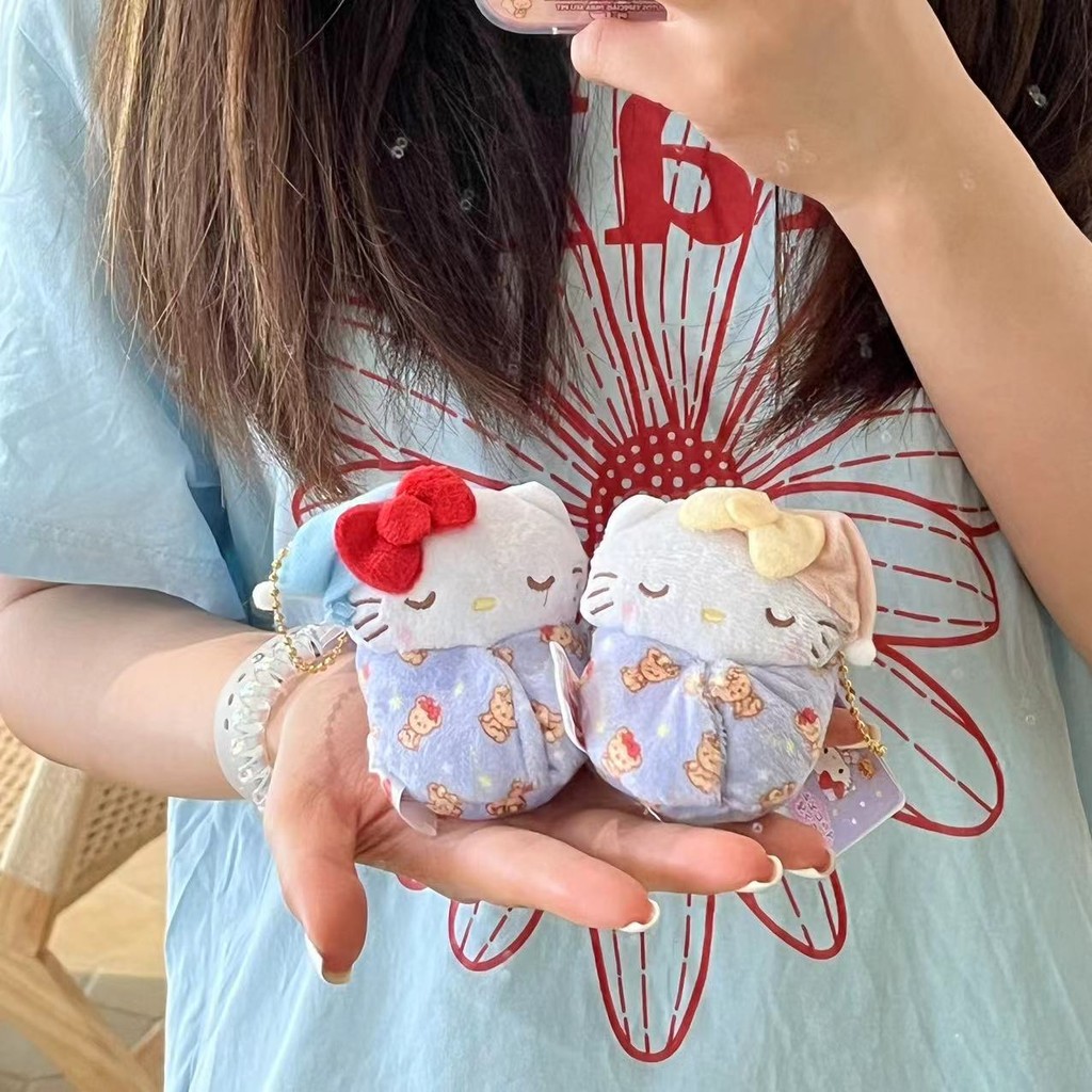 น่ารัก 50th Anniversary Swaddling Cat ตุ๊กตาตุ๊กตาจี้พวงกุญแจจี้สาวหัวใจของขวัญตุ๊กตา