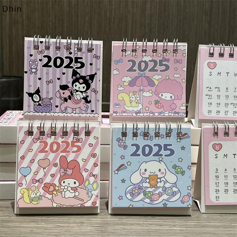 [Dhin] 2025 ปฏิทินตั้งโต๊ะ Kawaii Sanrio Kuromi มินิปฏิทินที่จะทํารายการทุกวันรายเดือนรายปีวางแผนเวลาการจัดการตกแต่งโต๊ะ COD