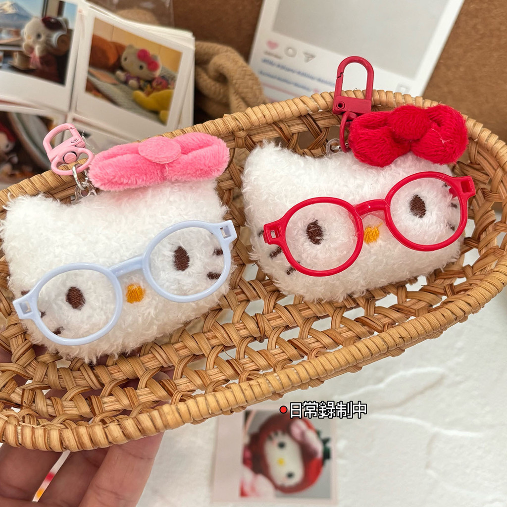 แว่นตาสีแดง สวัสดี คิตตี้ พวงกุญแจจี้การ์ตูนตุ๊กตาเข็มกลัดตุ๊กตาของเล่นกระเป๋าเป้สะพายหลังอุปกรณ์ตกแต่งเพื่อนคนรักของขวัญ