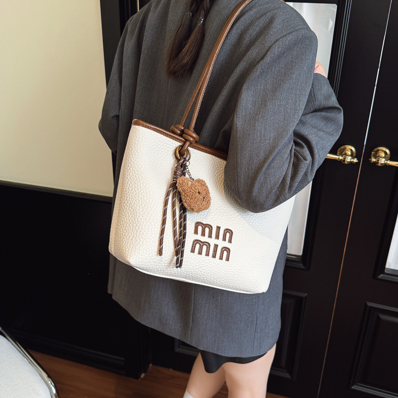 แฟชั่นสุภาพสตรี tote bag แบบ casual matching classy สำหรับถือและสะพาย