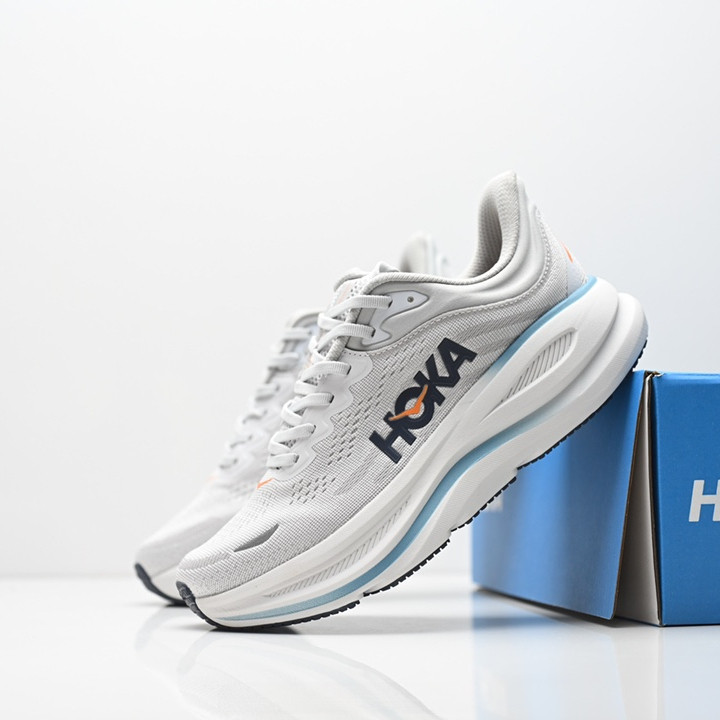HOKA ONE ONE Bondi 9 รองเท้าวิ่งสำหรับผู้ชาย ออกแบบมาเพื่อความสบายในการใช้งาน ระบายอากาศได้ดี กันลื่นและทนทาน อีกรองเท้าที่มีน้ำหนักเบามาก