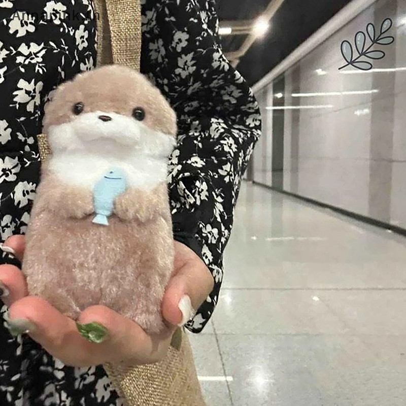 Annapink.th น่ารัก Otters ถือปลาตุ๊กตาพวงกุญแจน้ําหนักเบาจี้ Props สําหรับกระเป๋านักเรียน Key กระเป๋าสตางค์ EN