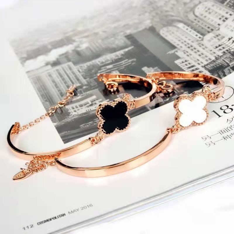 แฟชั่น 18k Gold Plated Lucky Four Leaf Clover Zircon สร้อยข้อมือกําไลข้อมือผู้หญิงอุปกรณ์เสริมเครื่องประดับของขวัญ
