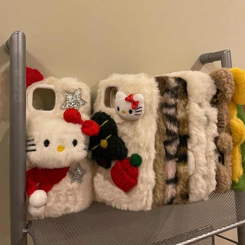 ตุ๊กตาคริสต์มาส KT Cat Apple 15Pro เคสโทรศัพท์ 13/iPhone14/12/11 Soft Case XS/8P ฤดูหนาว 7/6S