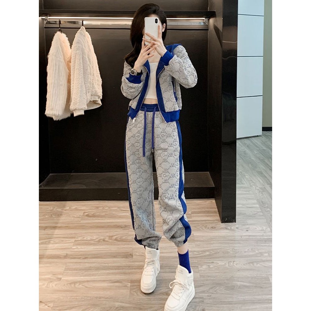 2025 ยุโรปชุดกีฬาลําลองแฟชั่นสตรีทสวมแจ็คเก็ตคาร์ดิแกนคลุมด้วยผ้าสีเทาของผู้หญิงเลกกิ้งกางเกงผู้หญิงชุดสองชิ้น [คลังสินค้าพร้อม]