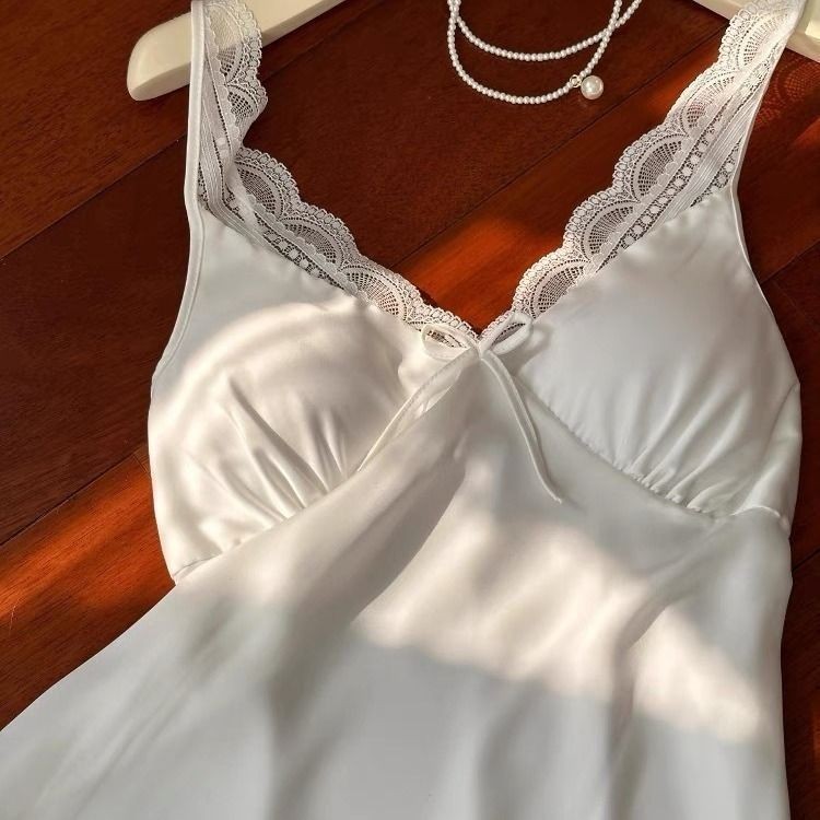 แสงจันทร์สีขาวฝรั่งเศสเซ็กซี่ลูกไม้สลิง ชุดนอน ผ้าไหมน้ําแข็งพรีเมี่ยมฤดูร้อนสไตล์ใหม่ ชุดบ้าน ชุดนอนหน้าอก เบาะ