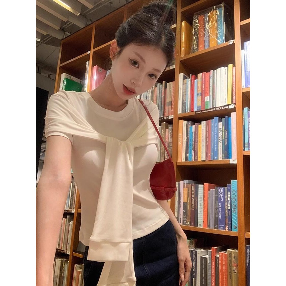 Red Berryชุดทูพีซปลอมฤดูร้อนสำหรับผู้หญิง สีแดง แขนสั้น คอกลม เสื้อยืดเข้ารูป สายสะพายไหล่ถักN089