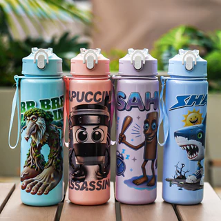 ☕️tungtung รูปแบบการ์ตูน น่ารัก กันรั่ว ขวดน้ำสำหรับเด็ก เชือกสั้น+หลอดดูด ขวดน้ำแบบพกพา ขวดน้ําดื่ม ขายส่ง ความจุ 900ml