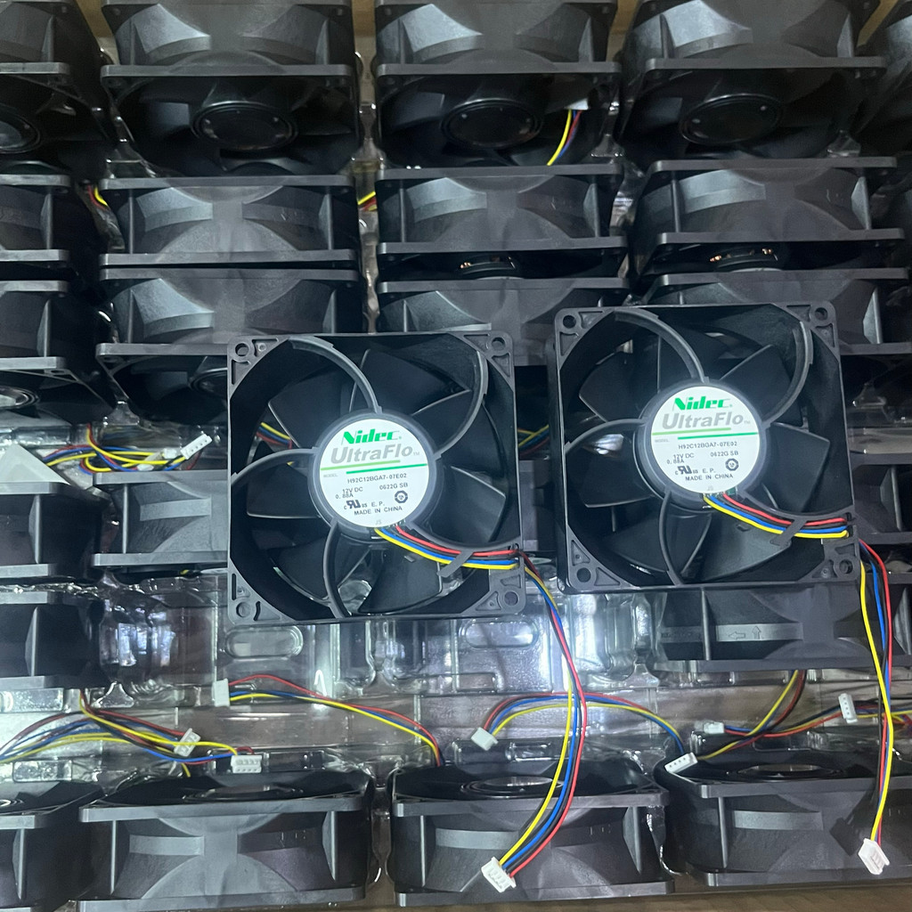 Original Nidec9032H92C12BGA7-07E02 พัดลมแชสซีรุนแรง 4 เส้นสําหรับเล่นเกมระบายความร้อนด้วยน้ํา