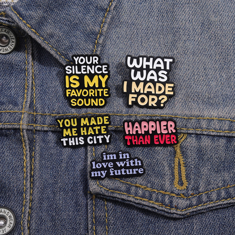 "Happier Than Ever" การ์ตูน Kase เข็มกลัดเคลือบแฟชั่นเสื้อผ้าอุปกรณ์เสริมกระเป๋าเป้สะพายหลัง Badge ของขวัญสําหรับเพื่อนเครื่องประดับ