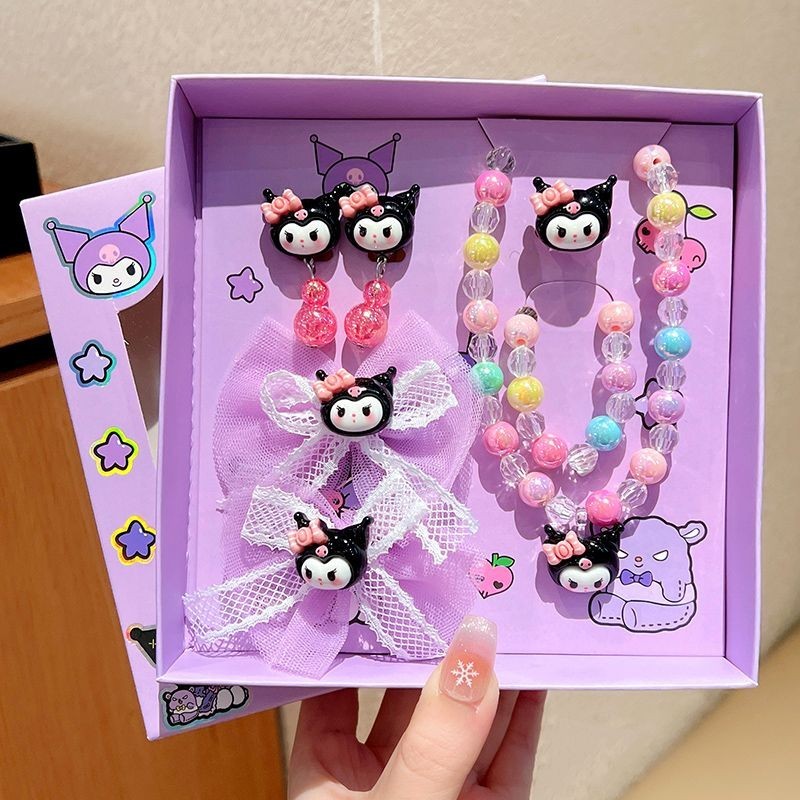 เด็ก Sanrio เครื่องประดับสร้อยคอสร้อยข้อมือ Hairpin ของขวัญกล่องชุดเด็กทารก Hairpin หมวกเด็ก kuromi melody Cinnamoroll Sanrio การ์ตูนอุปกรณ์เสริมผมสร้อยข้อมืออุปกรณ์เสริม