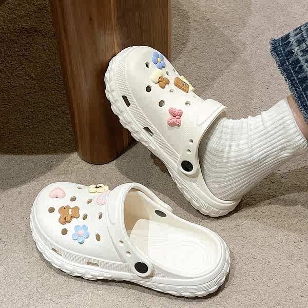 crocs แท้ รองเท้า crocs หลุมรองเท้าผู้หญิงสวมใส่ฤดูร้อน 2024 ใหม่รองเท้าแตะพื้นหนารองเท้าชายหาดกันลื