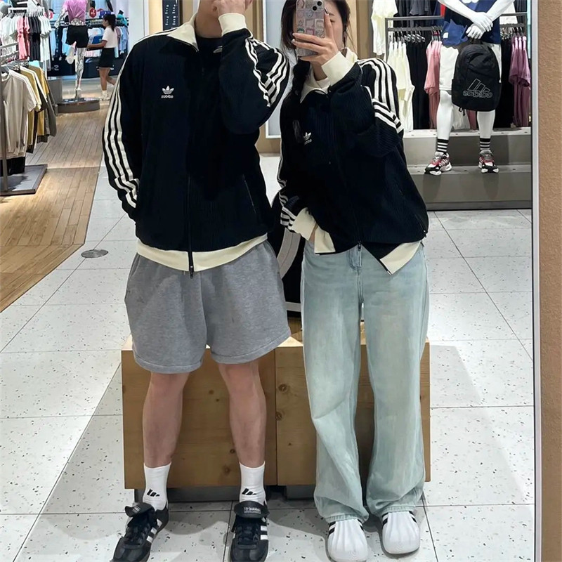 ADIDAS ปักโลโก้ อาดิดาส เสื้อคู่ต้นฉบับเสื้อกีฬาเสื้อแจ็คเก็ตธรรมดาเสื้อแจ็คเก็ตบอมเบอร์