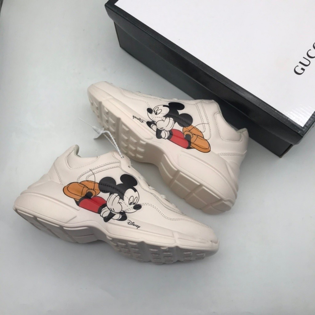 Gucci Disney X Rhyton Retro Lace-Up Low-Top Daddy รองเท้าผู้ชายผู้หญิงสไตล์เดียวกันสีขาวงาช้าง