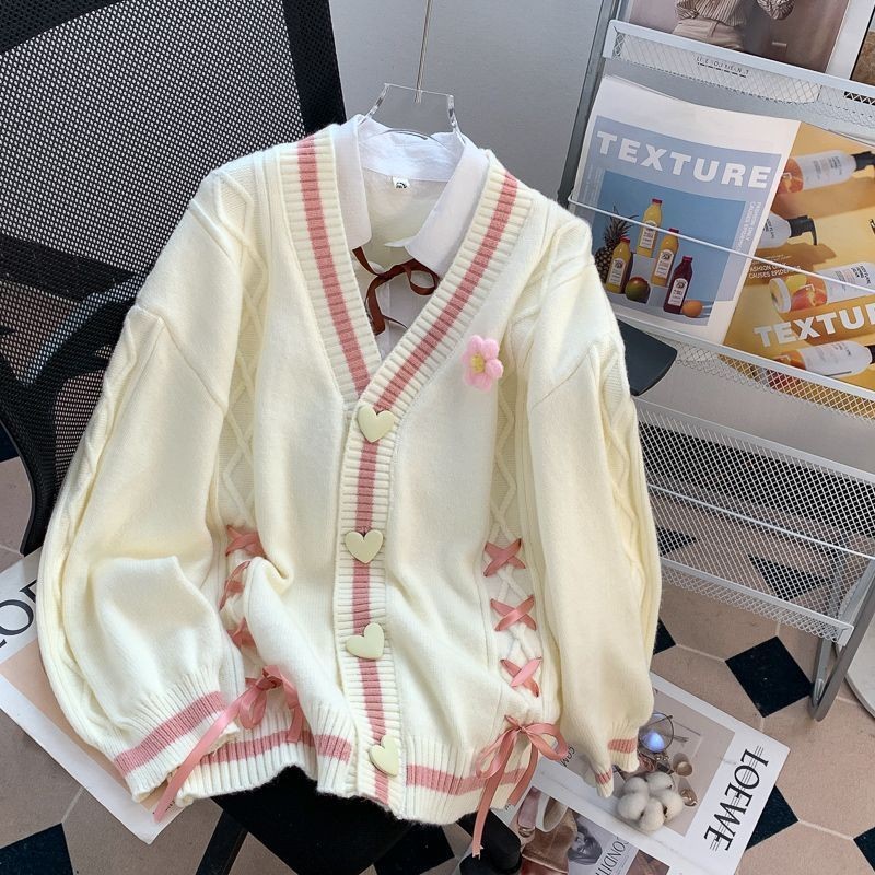เสื้อโค้ทสเวตเตอร์ผูกโบว์สไตล์เนื้อนมฟูฟู สำหรับผู้หญิง ฤดูใบไม้ร่วงและฤดูหนาว เสื้อไหมพรมดอกไม้สามมิติ สไตล์วิทยาลัย น่ารัก เห็นแล้วดูเด็กและมีชีวิตชีวา