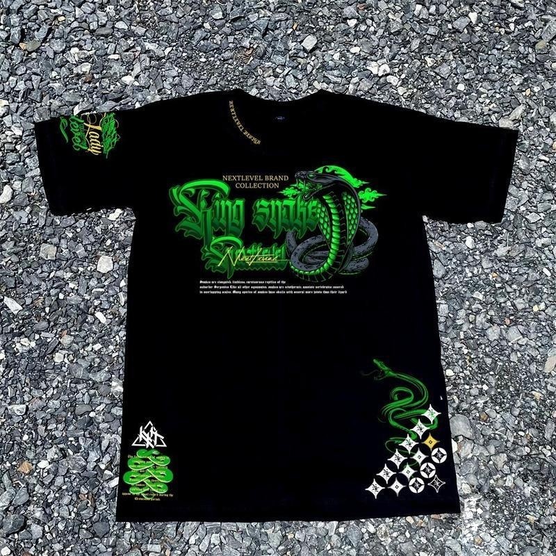 เสื้อยืดลายGreen cobra เสื้อยืดแขนสั้น ขนาดใหญ่ อินเทรนด์คู่รัก สไตล์อเมริกัน เรโทร สําหรับผู้ชาย และผู้หญิง nxtlvl S-5X