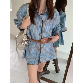 Chili Koko เสื้อเชิ้ตแขนยาวลายทางแนวตั้งสีน้ำเงินสำหรับผู้หญิงในช่วงฤดูร้อนสไตล์เกาหลีแฟชั่นลำลองหลวมปักสีตัดกัน 99140