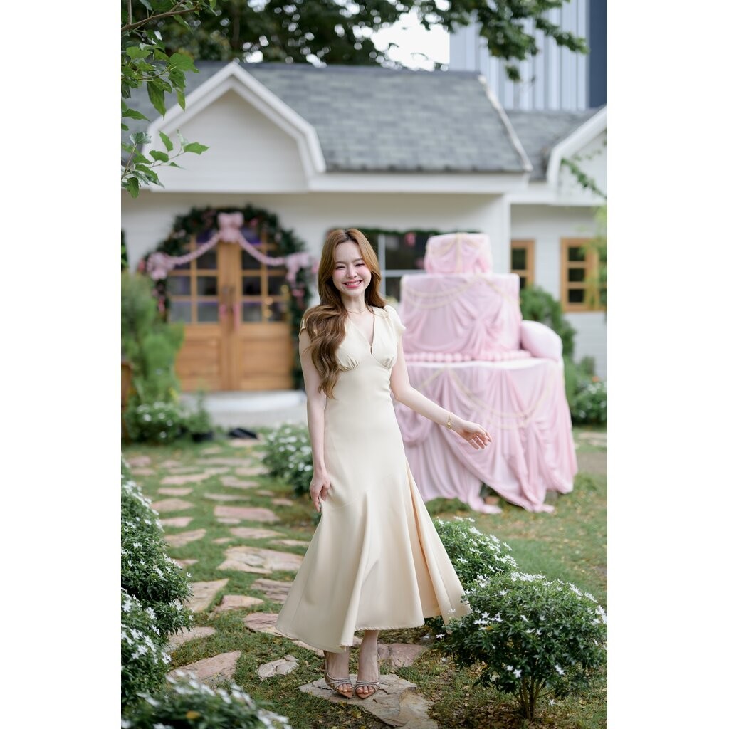 Petal Sway Maxi Dress : สีครีม