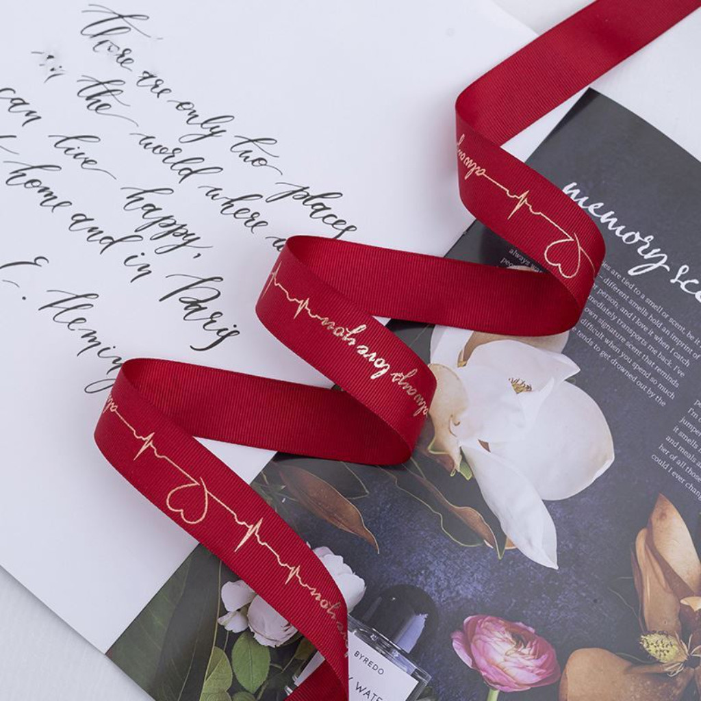 ริบบิ้นซาติน ลายคลื่นรูปหัวใจ พิมพ์สีทอง กว้าง 2.5 ซม. ยาว 36 หลา ริบบิ้นของขวัญ กล่องเค้ก ริบบิ้นสำหรับห่อช่อดอกไม้ - รูปที่ 2