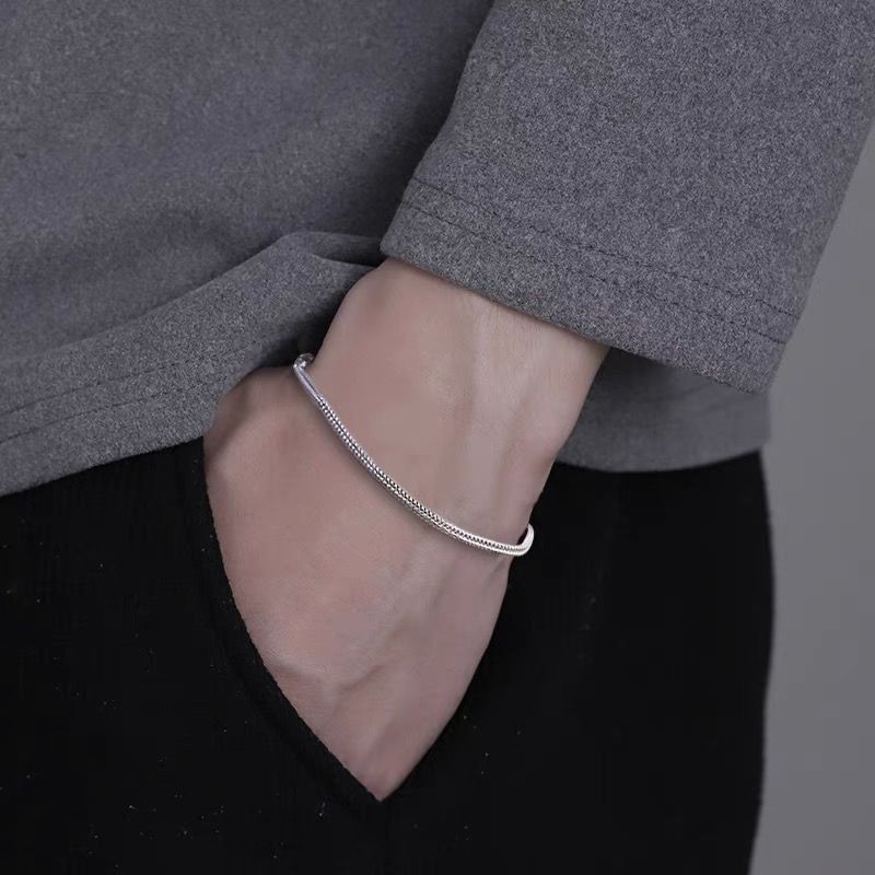 สร้อยข้อมือเงินสำหรับผู้ชาย ออกแบบเรียบง่ายและทันสมัย ในสไตล่งูและกระดูก