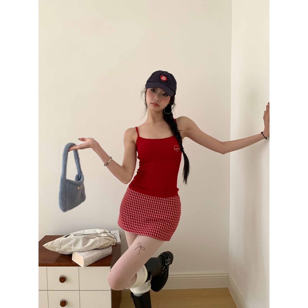 Fortunee เสื้อสายเดี่ยวเสื้อกล้ามสีแดง+ กระโปรงลายสก็อตสีแดง น่ารักและเซ็กซี่ สาวขี้เล่น