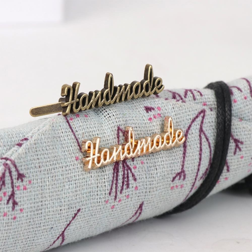 Hearattract 10 ชิ้นโลหะ Handmade ป้ายสี่เหลี่ยมผืนผ้าโลหะผสมสังกะสี Hand Made ตัวอักษรป้าย DIY อุปกรณ์เย็บผ้า E7G9
