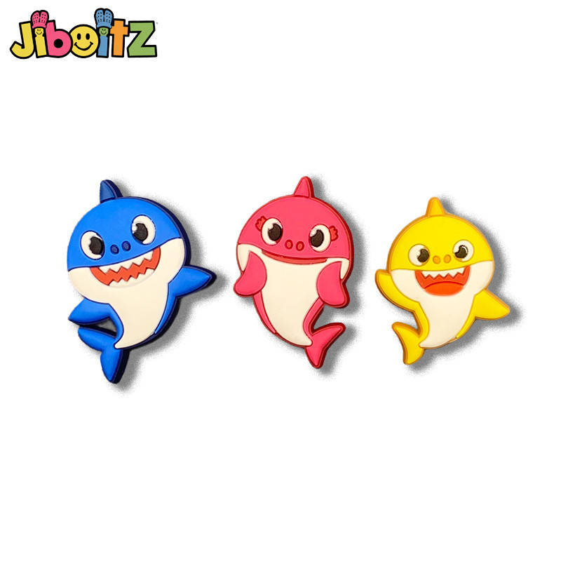 Jibbitz Crocs ตัวติดรองเท้า หัวเข็มขัดรองเท้า Baby Shark รองเท้าผ้าใบ อุปกรณ์เสริมรองเท้าแฟชั่นการ์ตูน จิ๊บบิท ตัวติดรองเท้า crocs