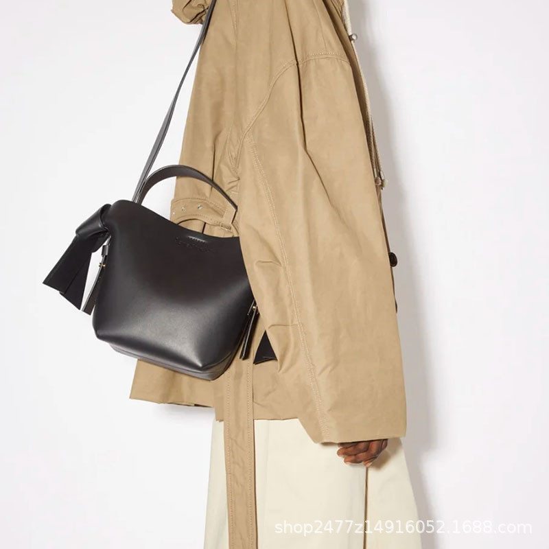 Niche สิว misubi สุภาพสตรีของแท้หนัง Simple Bow กระเป๋าสะพาย Crossbody กระเป๋าถือถังกระเป๋า
