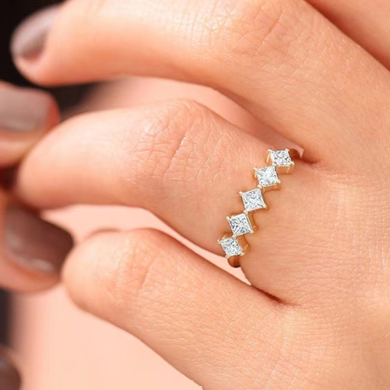 พร้อมส่งในสต็อกแหวนเพชรรูปเพชรสำหรับผู้หญิงแหวนแหวนสีทองหรูหราแบบหัวใจและหัวใจแบบเย็น