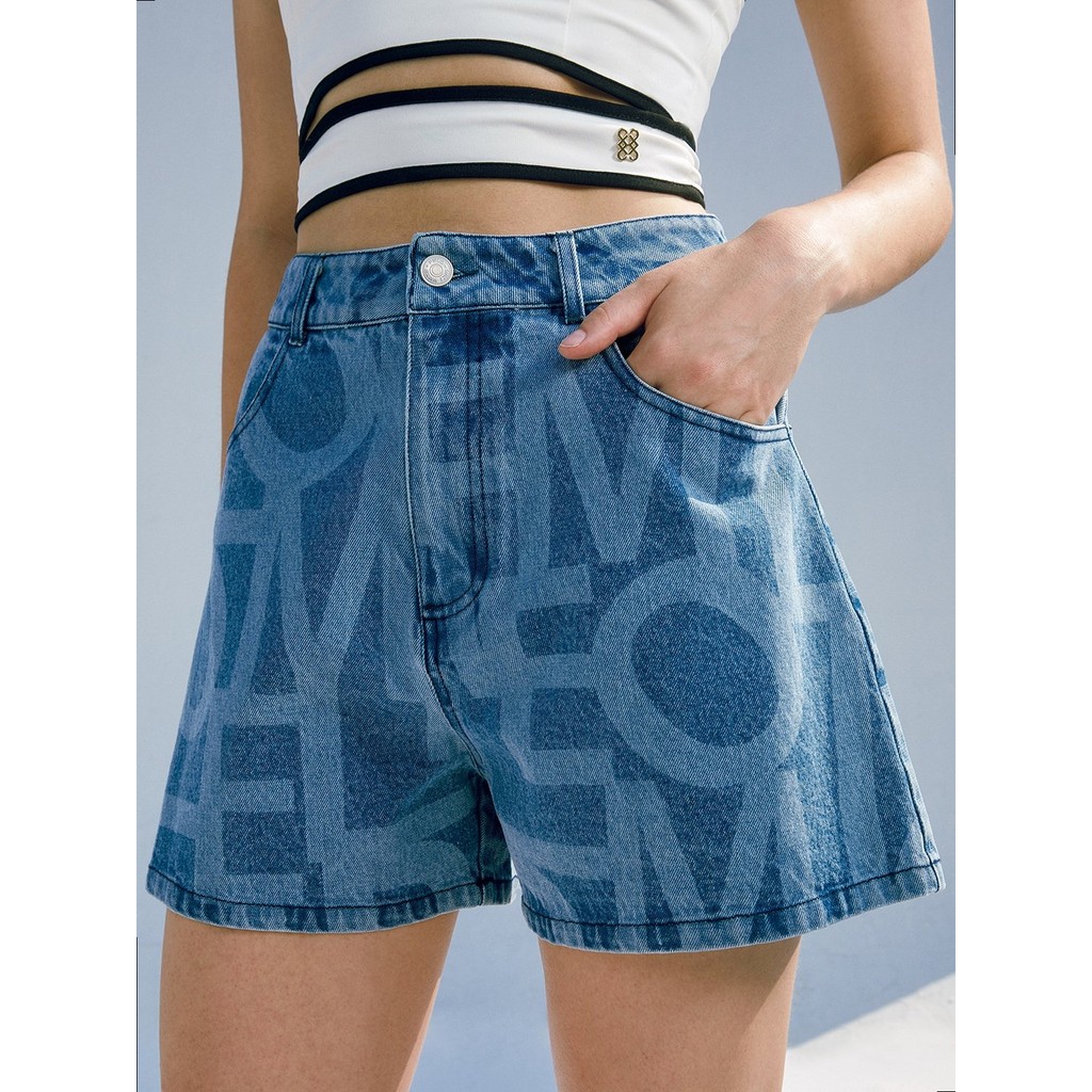 [Pomelo] กางเกงยีนส์ขาสั้นพิมพ์ลายตัวอักษรสุดเก๋ / Abstract Text Printed Denim Shorts