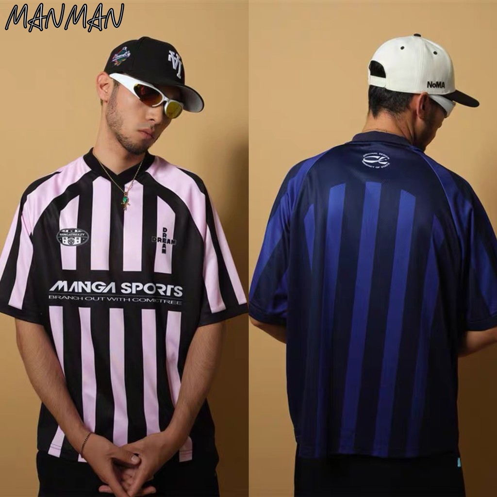 MANMAN เสื้อยืดผู้ชาย ลายทาง ลำลอง แขนสั้นสไตล์อเมริกัน หล่อ คนส่วนน้อย คอวี