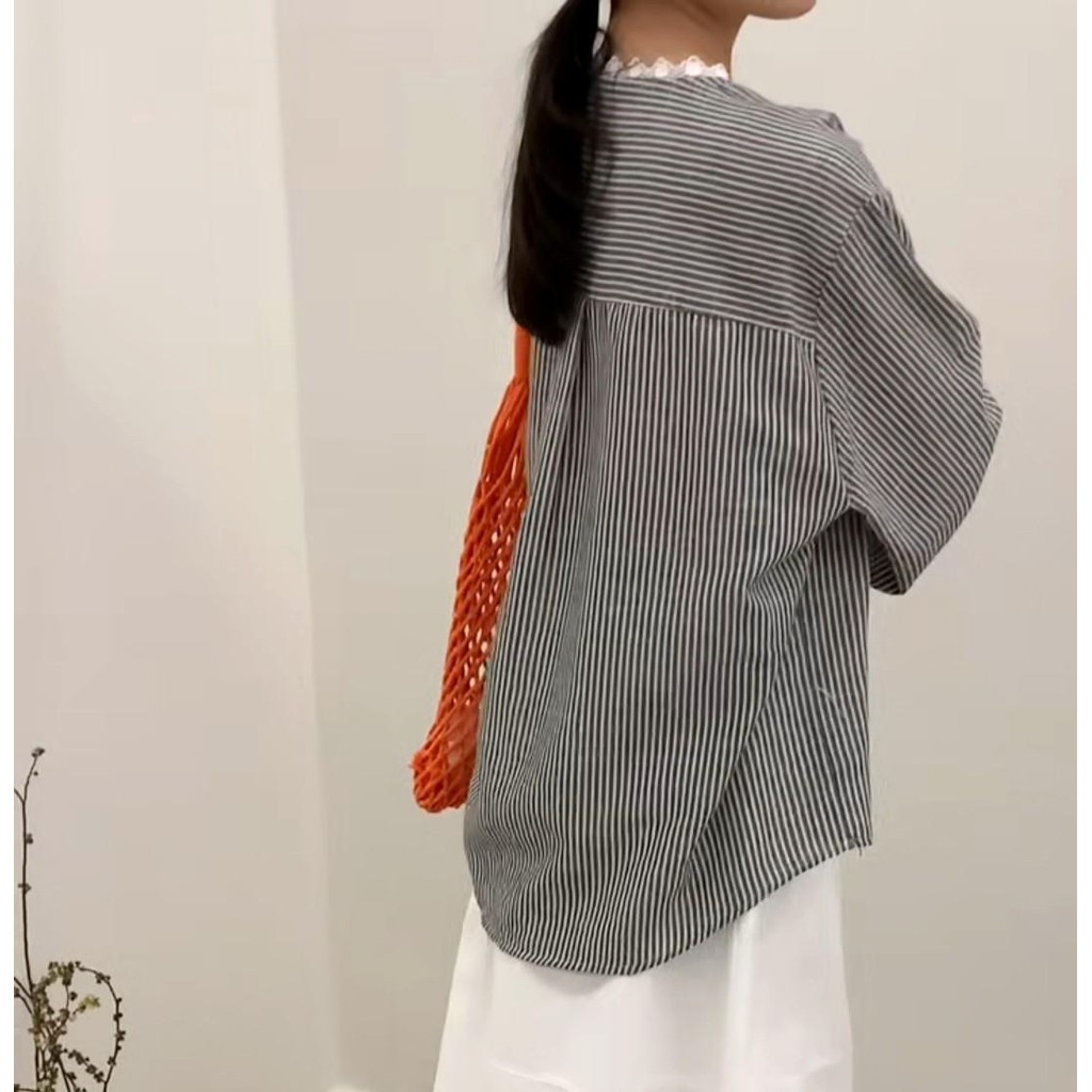 Chili Kokoเสื้อแฟชั่นเชิ้ตผู้หญิงเกาหลีสีน้ำเงิน กระดุมมุกคอกลม เสื้อน่ารักๆแขนยาวลายทาง เสื้อลูกไม้แขนพอง W531 - รูปที่ 5