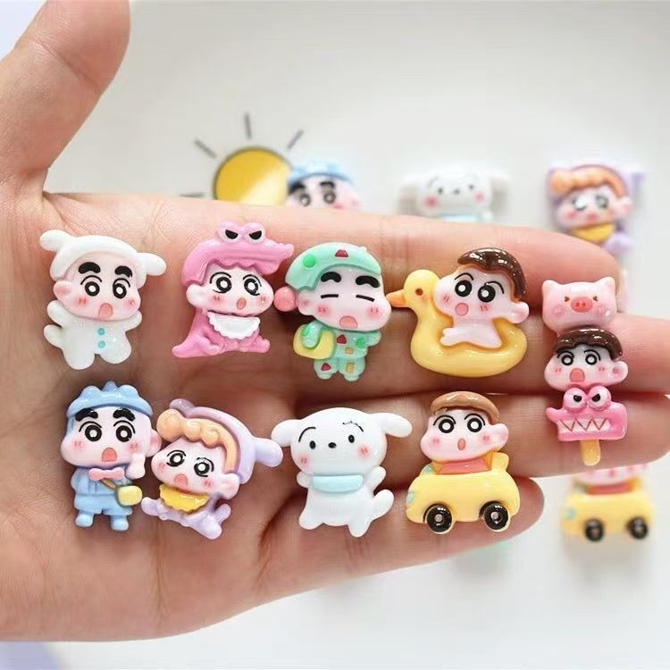 น่ารัก Shin-Chan ครีมกาวอุปกรณ์เสริมพัดลมไม่มีรอยต่อสติกเกอร์สามมิติถ้วยน้ําสติกเกอร์รถรางสติกเกอร์รองเท้ารูดอกไม้ Semi-Finish