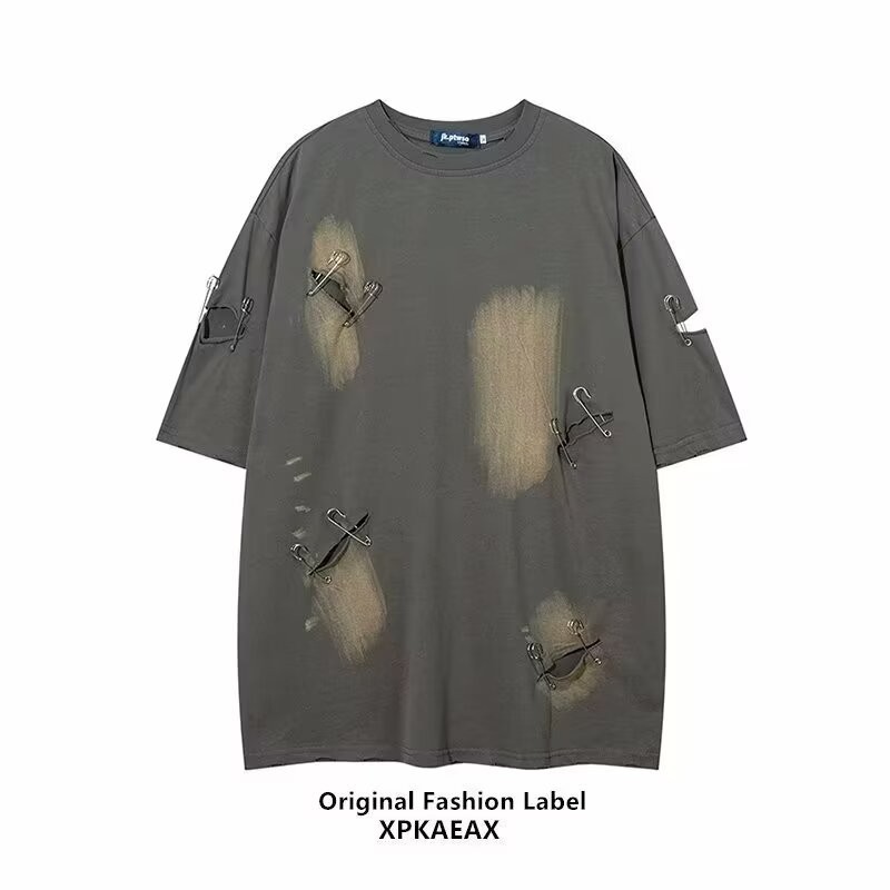 2024 เสื้อยืดแขนสั้นฤดูร้อนสําหรับผู้ชายหล่อด้วยหมุดรูหักความรู้สึกการออกแบบเฉพาะครึ่งแขนแฟชั่นอเนกประสงค์ด้านบน