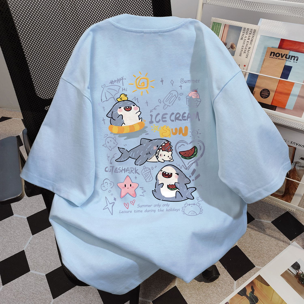 TIHIK เสื้อยืดแขนสั้นลายฉลามน้อยสีฟ้า ผ้าฝ้าย 100% สไตล์เกาหลีแฟชั่นหลวมพิมพ์หน้าจอแฟชั่น