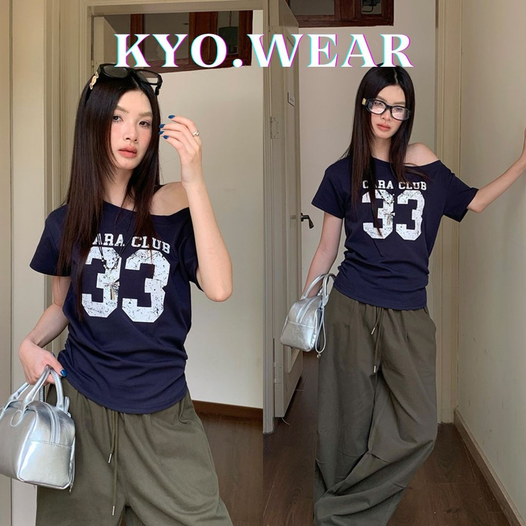 KYO 🎀 เสื้อปาดไหล่แขนสั้นผู้หญิง สไตล์วินเทจ ใส่สบาย ผ้านิ่ม ทรงOversize แมทช์ง่าย ได้ทุกลุค"CARA CLUB Thirty Three"💖​​​