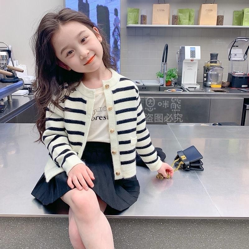 SALE หมดแล้วหมดเลย พร้อมส่ง เสื้อแจ็กเก็ตคาร์ดิแกนกันหนาว เสื้อคลุมสีดำครีม แฟชั่นสไตล์เกาหลี สําหรับเด็กผู้หญิง T889