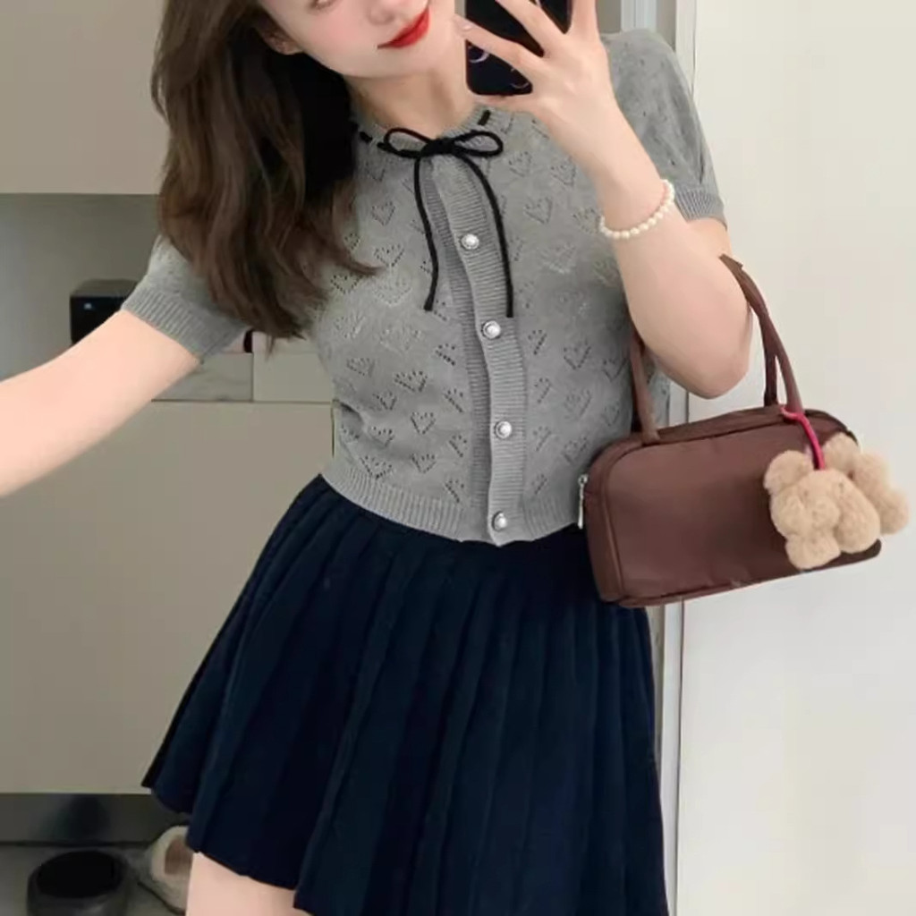 เสื้อสเวตเตอร์แขนสั้นผู้หญิงคอกลมกลวงถักหัวเข็มขัด