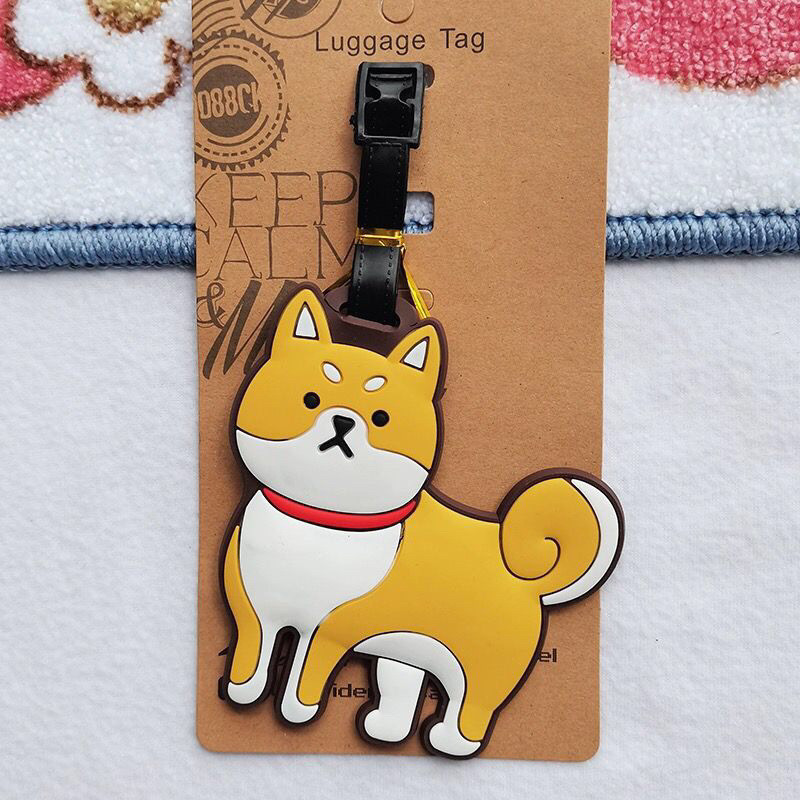 การ์ตูนอะนิเมะสุนัขกระเป๋าเดินทางแท็กน่ารัก Corgi Shiba Inu Akitas กระเป๋าเดินทาง ID ผู้ถือที่อยู่ Pendent แบบพกพา Boarding Baggage ป้าย