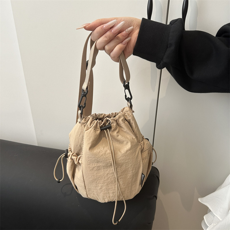 (มีส่งด่วน)ifashionbag(IF2424) กระเป๋าสะพายข้างใบเล็ก ผ้าร่มทรงถุง - รูปที่ 4