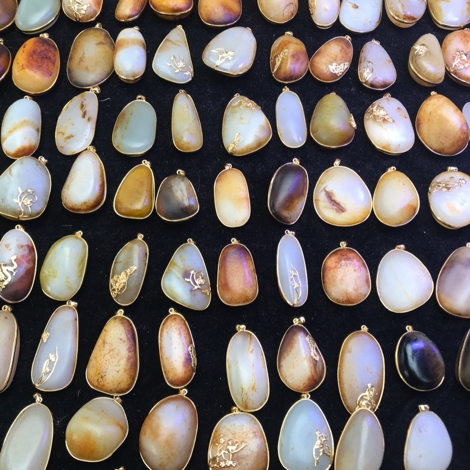 Xinjiang Hetian หยกวัสดุจี้ทองฝังหยกหนังดิบโรยทองหนังเมล็ดจี้หยกผู้ชาย Lanolin หยกขาวสร้อยคอผู้หญิง 