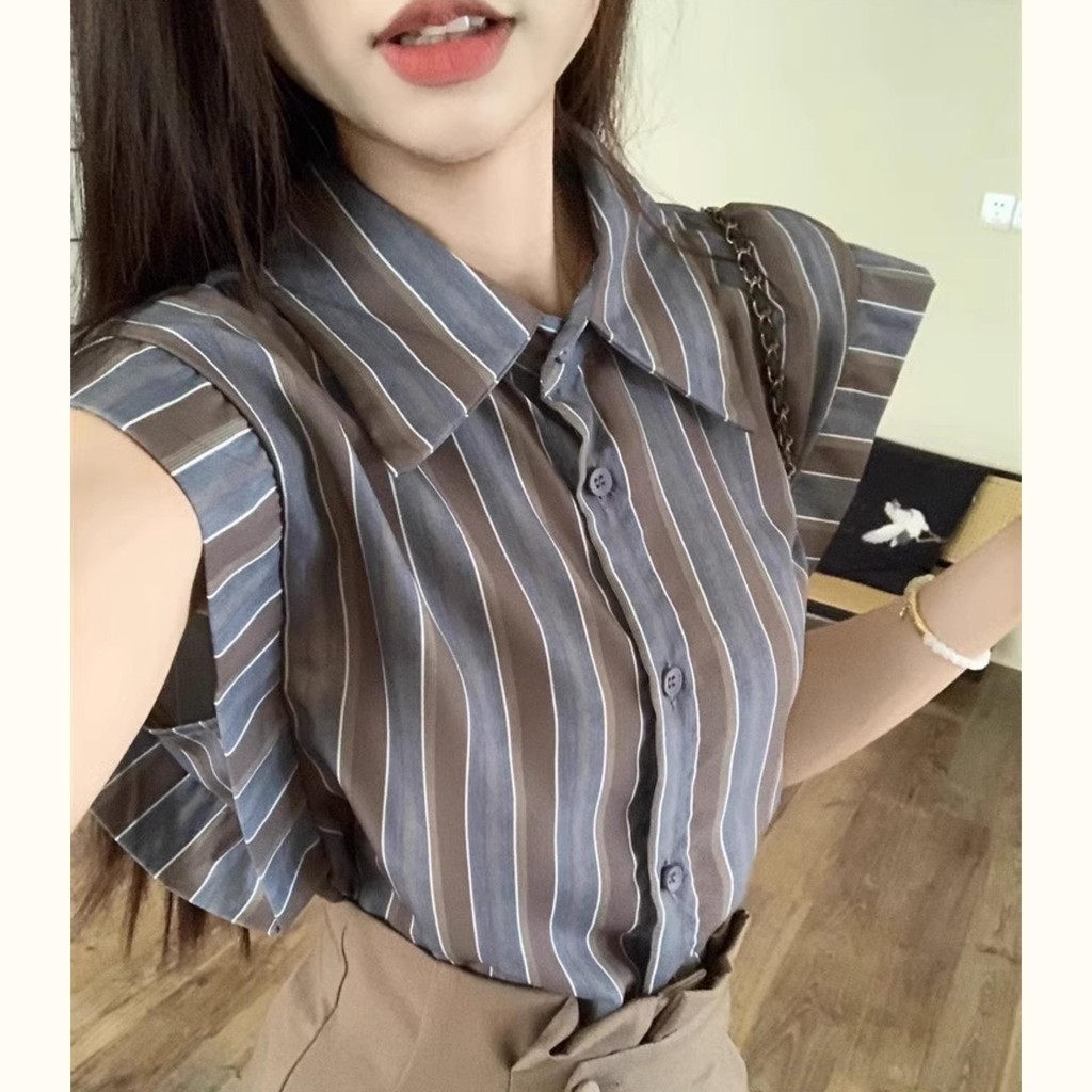 Chili Koko เสื้อเชิ้ตแขนบินลายทางวินเทจ เสื้อเชิ้ตลายทางหลวมสไตล์เกาหลีสำหรับผู้หญิงในฤดูร้อนพร้อมดีไซน์จีบเอวสั้น 99122
