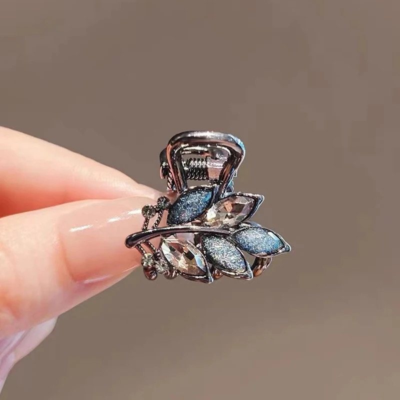 กิ๊บรูปทรงเจ้าหญิงสำหรับผู้หญิง ทำจากโลหะผสม มีสีดำและคริสตัล ขนาดเล็กและสวยงาม